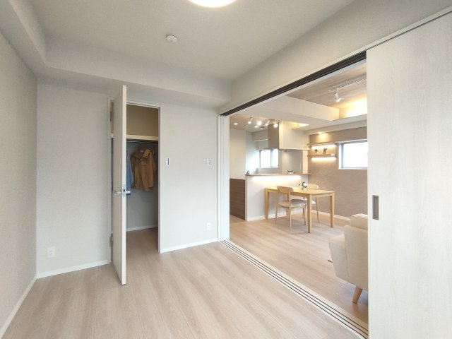 【洋室約5帖】　リビングに隣接した洋室は、明るく開放的な空間です。　