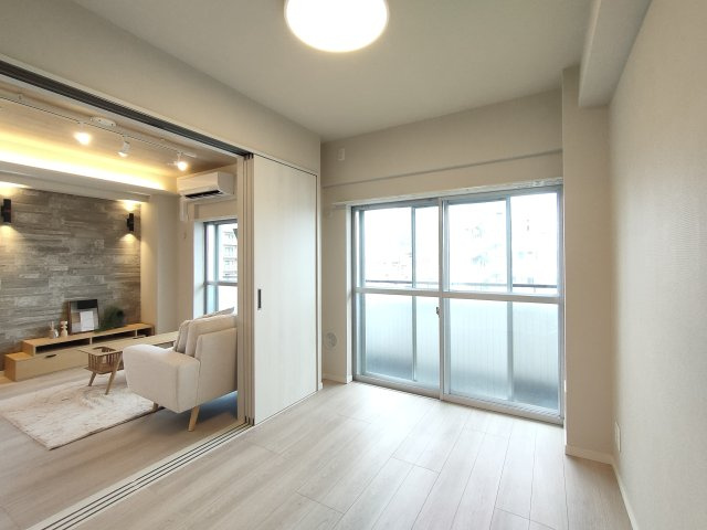 【洋室約5帖】　大きな掃出し窓があることで、陽光をたっぷり取り入れることができます。