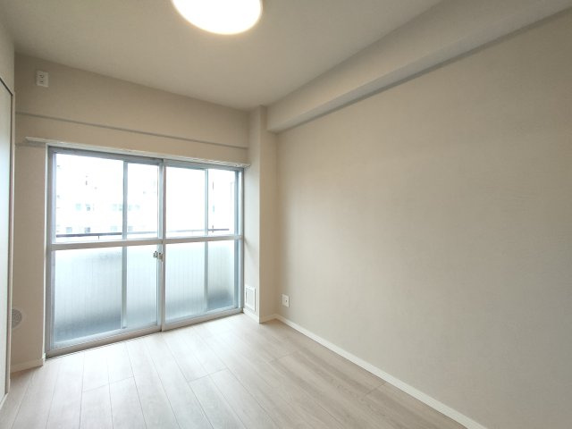 【洋室約5帖】　家具に合わせて表情を変える、シンプルなルームデザインです。