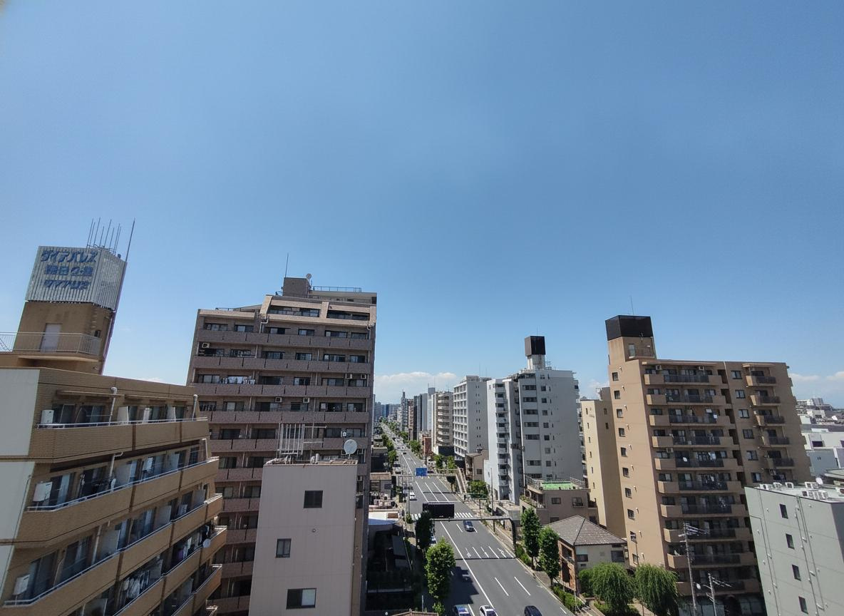 【眺望】　前面に陽を遮るような高い建物がなく、陽当たり良好です。