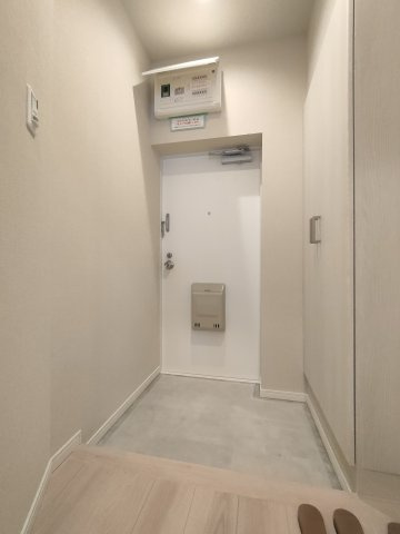 【玄関】　明るい色調が住まいの第一印象を彩る、心地よい空間です。　