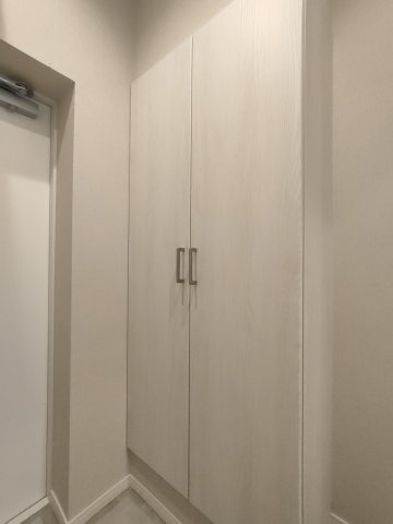【玄関収納】　豊富な収納力で、美しい玄関をキープ。ハイタイプのシューズ収納です。