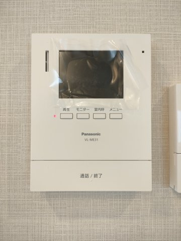 【モニター付きインターホン】　来訪者を確認できるＴＶモニター付インターホンでセキュリティ面にも配慮。あると安心感があります。