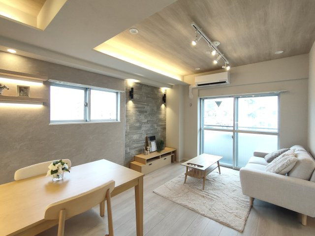 【LDK約12.8帖】　光と風があふれる開放的なリビングダイニングです。