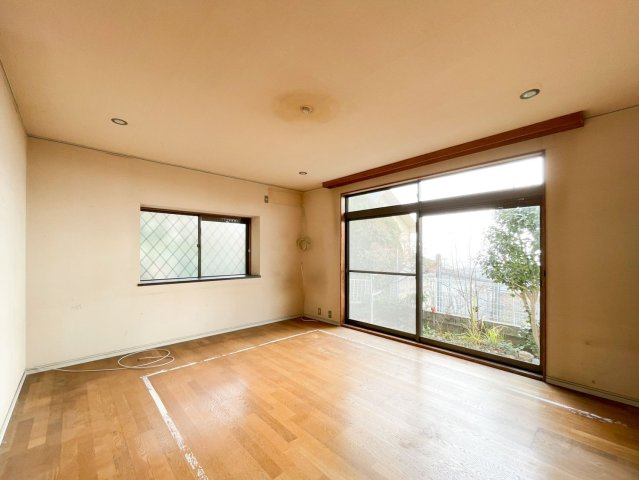お庭に面している明るいリビングです。鳥のさえずりや風通しの良さ、深く深呼吸したくなるような気持のいい空間です。