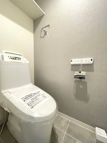 温水洗浄便座付きの清潔感あるトイレは、落ち着いた空間に。