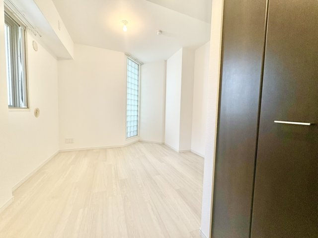 約6.6帖の洋室です！　各部屋それぞれに収納付きなので、荷物が多くなってしまっても安心ですね♪
