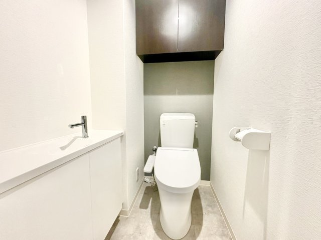 新しく交換されたトイレです。　大きい手洗い場、収納棚完備！