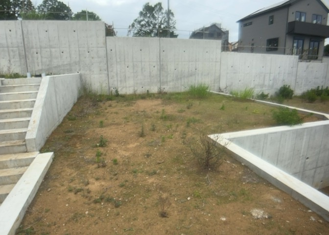 土地の形が極端に長細かったり、狭小地、あるいは道路との高低差がある傾斜地だった場合、後々売ろうとしても買い手がつかない場合もあります。後々、売却することになった時に価値の下がらない土地を選びましょう。
