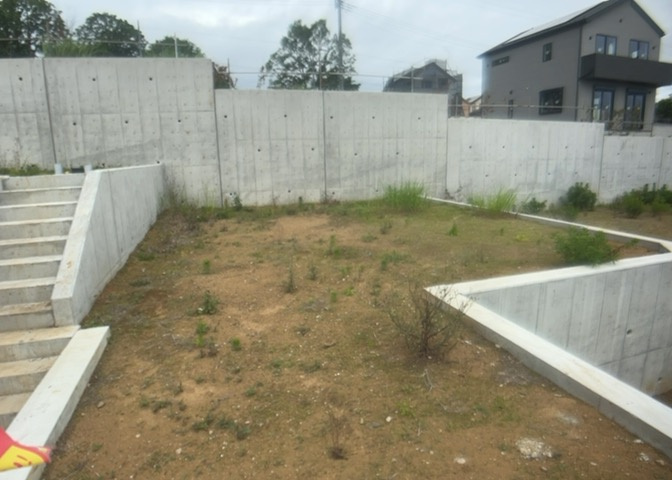 土地の面積＝住宅面積ではありません。建ぺい率の問題などで、土地のある場所によって住宅を建てられる面積は限られています。高さもしかり、「土地」という言葉の中には、建築条件も含まれると考えておきましょう。
