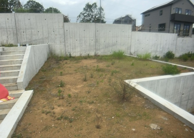 家を建てる場合、方位は要チェックです。現実的に日当たりのよい家ならばリビングは南側、建築基準法でも北側に当たる家への配慮は求められています。土地を見学に行く際は、方位磁針を持って行くようにしましょう。