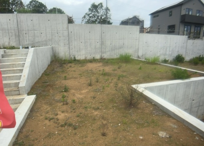 土地を買う際、住む地域の自治体や福祉の補助制度にも注目してみましょう。子供や老人の医療補助やゴミ出しのルールなど、自治体によってルールに大きな違いがあるため、暮らしやすい土地で判断するとよいでしょう。