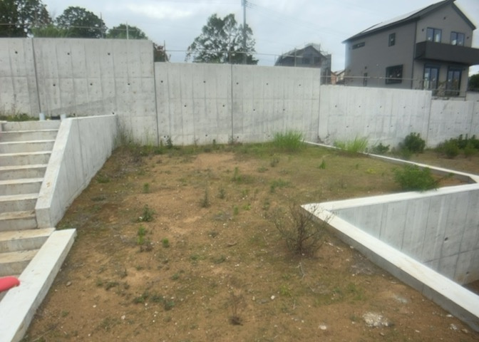 土地の前の道路に消火栓が設置されていることがあります。この場合、道路交通法第45条第1項により、駐車禁止の場所が指定されています。そのため、車庫などの駐車スペースをつくることができない場合があります。