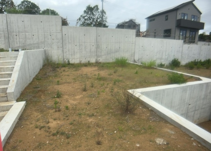 現地に行くなら、物件の周囲の地形がどうなっているかを見ることも大切です。周辺より低くなっている土地では、大雨などで水が集まりやすいため、地盤が弱くなっているということも考えられるため、注意が必要です。