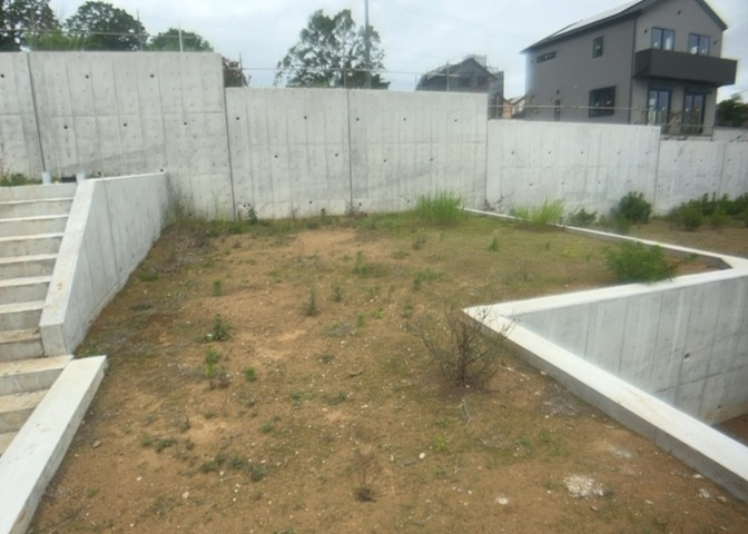 隣家の土地はどうなっているのか、生活利便施設が近くにあるのか、学校まで近いかなど、お客様のライフスタイルにあわせたイメージが重要です。また、近くにあると困る施設が近くにないかも確認するといいでしょう。