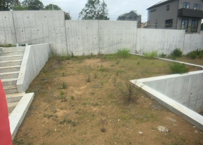 土地購入を検討されている場合、境界杭がない状態で購入してしまうと境界確定測量をする必要があり、費用がかかります。購入の前に、売主、隣土地所有者立ち合いのもと境界を確定し境界杭を設置するのがベストです。