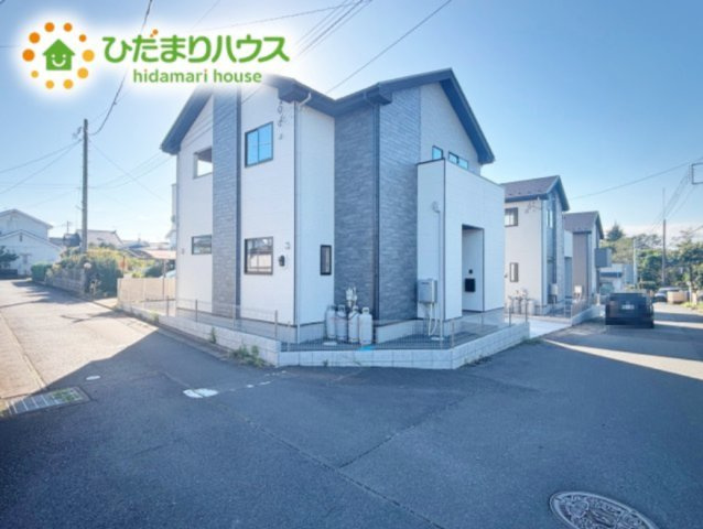 スーパーや薬局まで車で5分圏内！周辺の環境も落ち着いており、ゆったりと過ごせます！