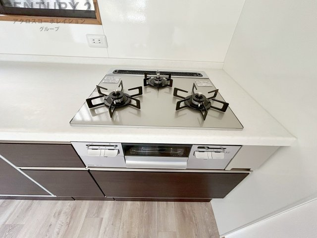 多数の調理器具を同時に使用でき、料理の効率化が可能。省エネで節約になり、様々な料理スタイルに適応できます。また、火力調整が独立しており、手入れや掃除もしやすく、今よりもっとお料理が楽しくなるかも。　