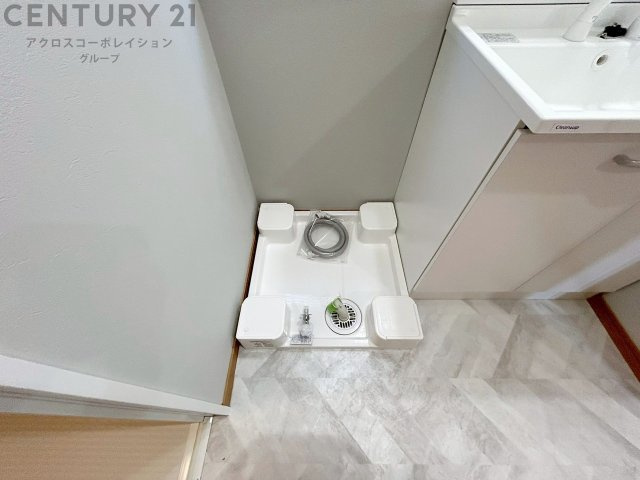 洗濯物の仕分け作業がしやすく、整理整頓が容易になります。洗濯音や湿気を他の部屋に持ち込まず、生活環境を快適に保ちます。上部を活用すれば収納スペースを確保でき洗剤や洗濯用品の整理もしやすくなります。　
