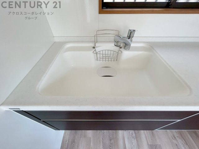 大きなシンクでお鍋などの大きな調理器具を洗う際にも便利です。　