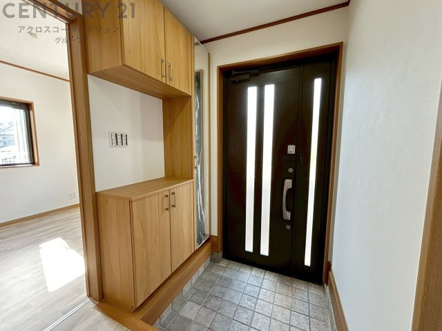 大きな玄関収納付きの玄関です　家族皆様の履物をしっかり収納できます　