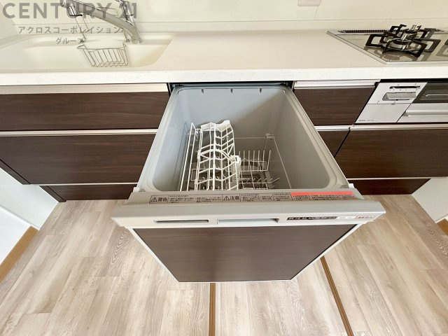 手洗いに比べて時間や労力を節約できることです。また、高温のお湯で洗浄されるため、雑菌や細菌を殺菌する効果もあります。さらに、乾燥機能があるため、手で拭く手間も省け衛生的に保管できます。　