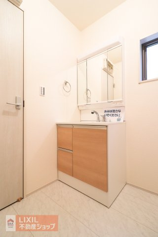 【洗髪三面化粧台】三面鏡で後ろも見えるので身だしなみはバッチリです。鏡の裏は収納となっており洗面台まわりもスッキリします。シャワー水栓もついており洗髪やお掃除に便利です。