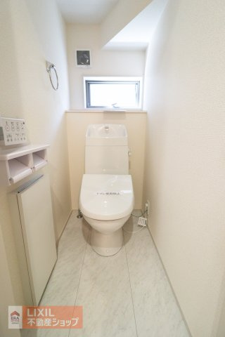 【トイレ】現地完成写真。温水洗浄暖房便座付き。小窓がついており採光と換気ができるようになっています。2階にもトイレがございます。