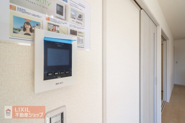 【TVモニター付インターホン】来客の顔が分かるTVモニター付ドアホン。不在時には、カラー録画もしてくれるのでセキュリティも安心です！しっかりと声も聞こえますので2重で安心ですね。