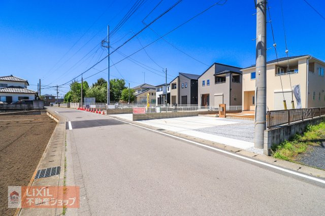 【前面道路】現地完成写真。前面道路は道の広さも十分確保されており駐車も楽々です。ぜひ現地でご確認下さい！
