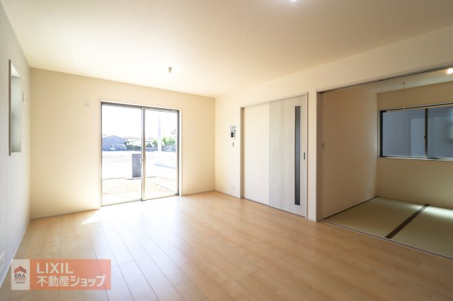 【リビングダイニング】家族団らんの空間は大きい窓で明るく風通しの良い快適な空間となっています。