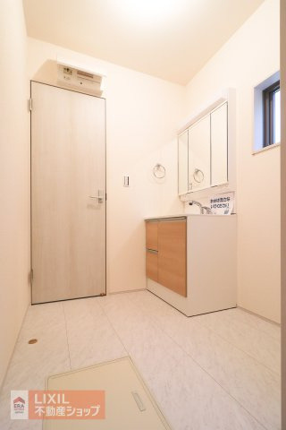 【脱衣所】現地完成写真。洗面脱衣所はゆったりとしたスペースで使いやすく、光取り、換気用の小窓が付いています。