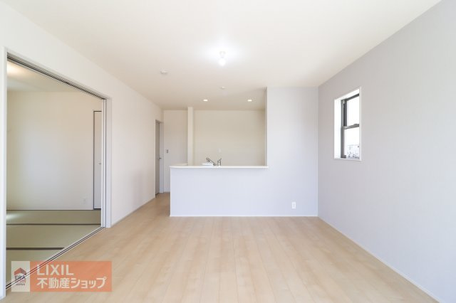 【ダイニング】現地完成写真。家族でくつろげるダイニングです。対面式キッチンでお食事の準備をしながらご家族との会話を楽しめます。