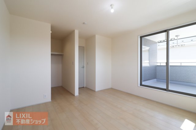 【洋室】2階洋室は南向きで日当たり、風通しもよく心地よい自分だけの空間に。バルコニーへ直接行けます。
