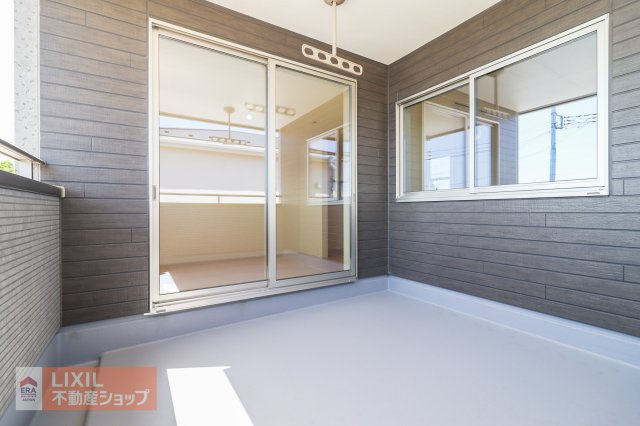 【バルコニー】南向きの広々インナーバルコニーは日当たり、風通しが良く、お布団や洗濯物がたくさん干せます。