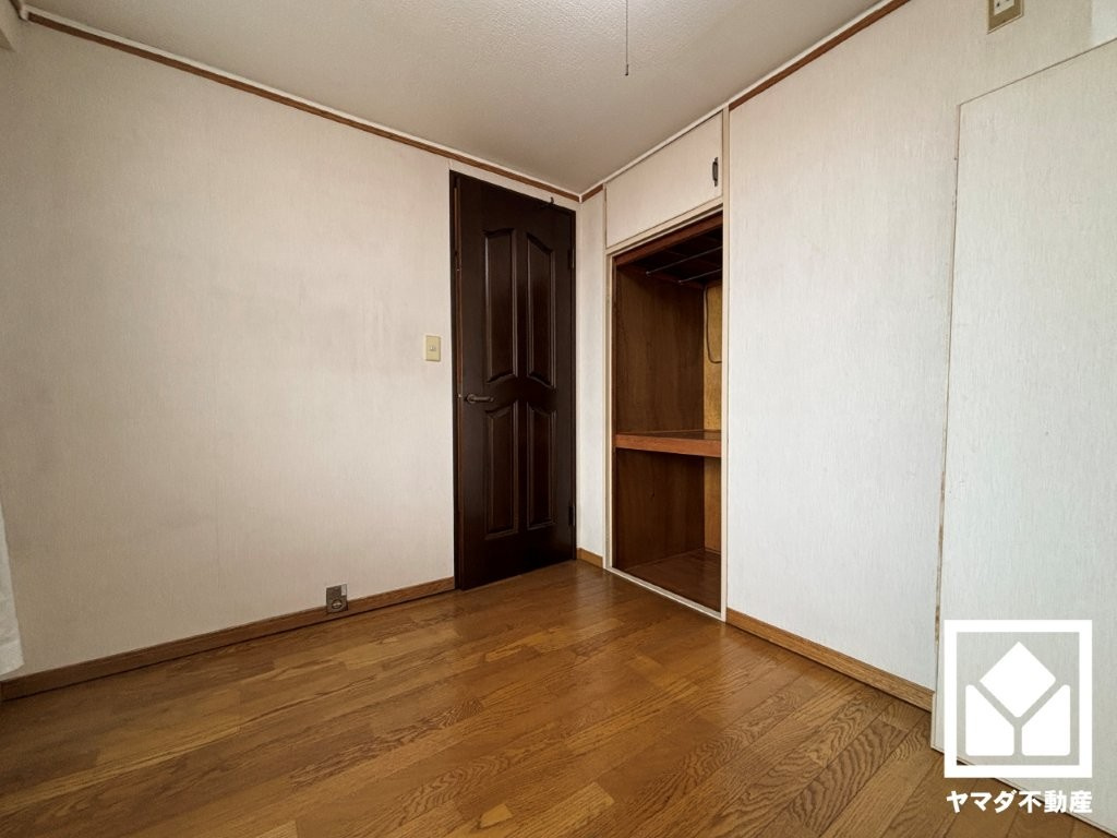 収納付きでスッキリお使い頂ける3面鏡の洗面台です。洗面ボウルが広めなので、忙しい朝でも身支度がしやすく時短になります。