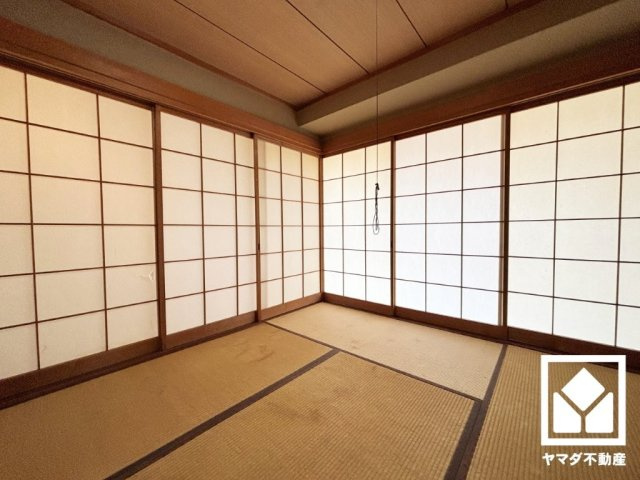 明るく清潔感溢れるトイレです。温水洗浄便座付きで、季節を問わずいつでも温かい便座をお使いいただけます。