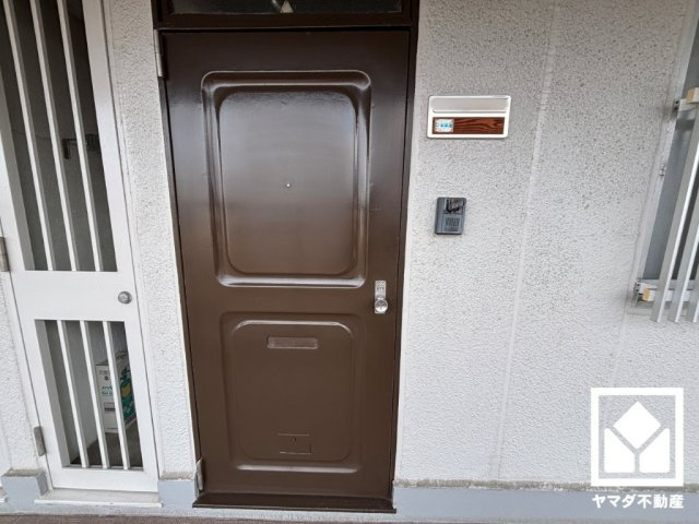 突然の来訪時でも安心なモニター付きインターホンを完備。お留守番中のお子様でも簡単に来訪者の確認ができます。