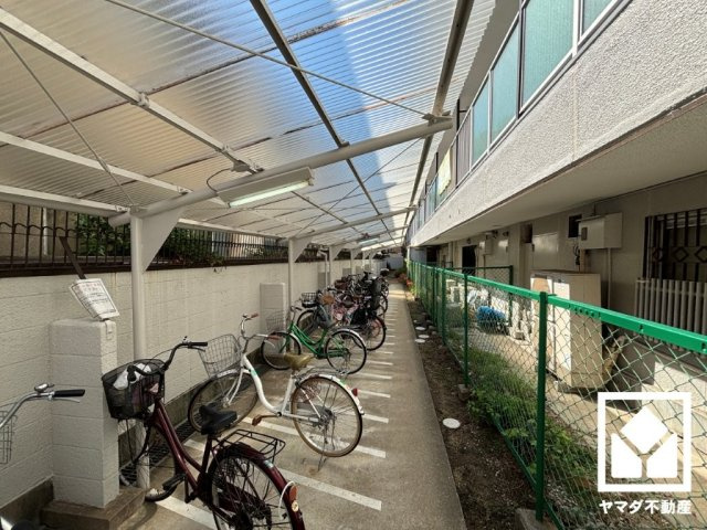 シンプルで洗練された玄関デザイン。帰るたびにホッとできる、心地よい住まいの入り口。
