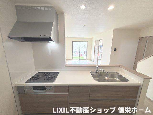 使い勝手のよい三口コンロのシステムキッチン。浄水器付き