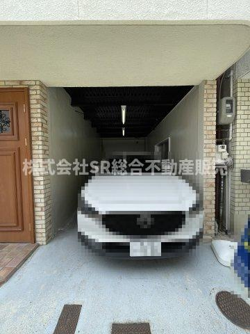 お車をお持ちの方には必要な駐車場はビルトインガレージ1台分（車種による）です！　室内へ直接行き来できるので雨の日は特に便利です！