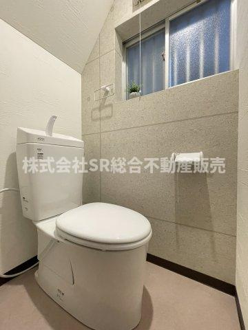 トイレは2ヵ所あるので朝の忙しい時間帯も安心です！　1Fトイレは温水洗浄便座付ではないです。