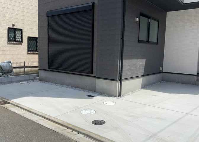 敷地内には、散水栓や立水栓があります。水道水を直接利用できるため、水を運ぶ手間を省くことが出来ます。大量の水を必要とする洗車作業や清掃などに役立ちます。その他設備とあわせて、現地でご確認ください。