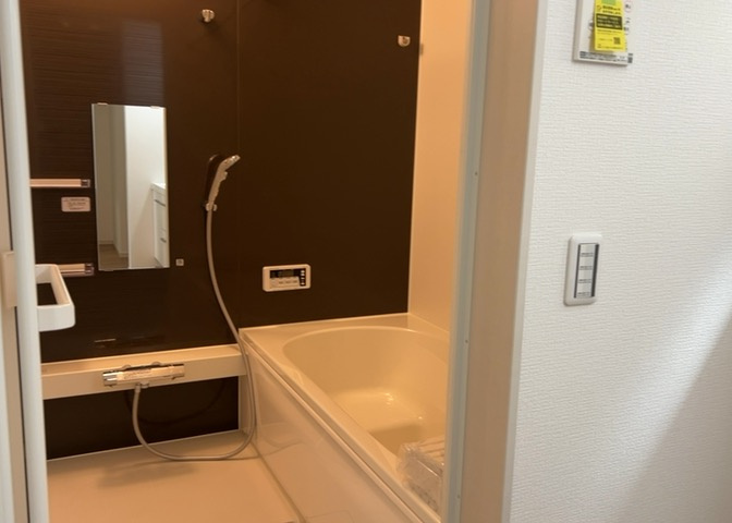 眺望を気にして物件を探す場合、前面に建物が建っていないか現地で確認しましょう！前面に建物があると景色はもちろん、日当たりや風通しにも影響が出てきます。住んだ時のことを想像しながら現地見学をしましょう。