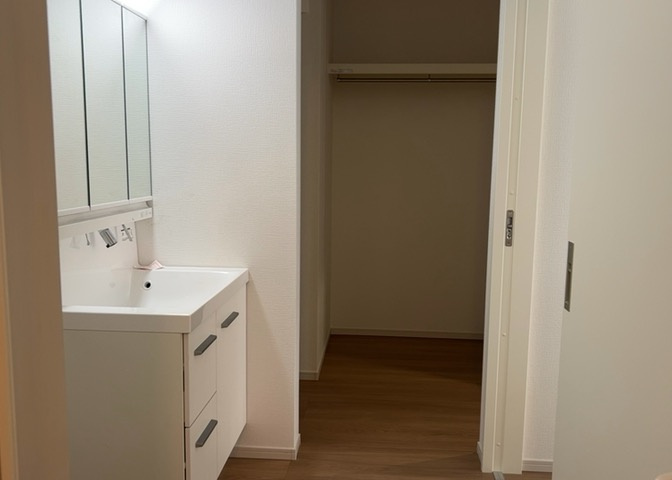 庭があることでガーデニングや家庭菜園はもちろん、こどもの遊び場やペットを放して遊ぶことができます。また、家の周囲に余裕があるということです。隣地との間があれば、十分な日当たりと、風通しが確保できます。