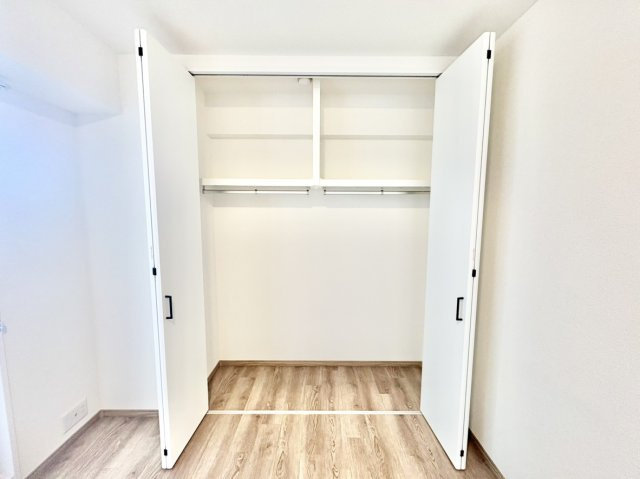 洋服をたっぷり掛けられるハンガーパイプ付きの大型クローゼット。上部には枕棚があり、シーズンオフの衣類や旅行カバンもすっきり収まります。2人分の荷物もきれいに整理できて主寝室に最適です。