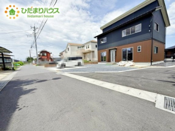 繁華街のようなにぎやかさがないため、車の音や話し声が少なく、静かな生活を望む人に適している閑静な住宅地！