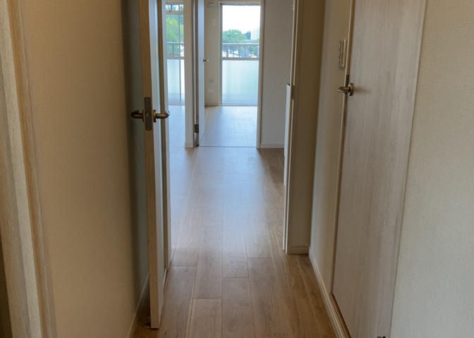 内装はとにかくおしゃれなものがいい！と選ぶ前に、まず住んだ後のことを想像してみましょう。住んでみたらコンセントの位置が悪くて使いにくいなど出てきます。事前にどの家電をどこに置くか想定しておきましょう。