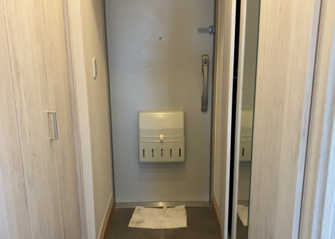 玄関は家の顔でもあり、家族以外の目にも止まる場所です。玄関は外との間を仕切る扉、靴などをしまっておく収納スペース、靴脱ぎのたたきスペース、来客とのやり取りをするドアホンなど複数のアイテムからなります。
