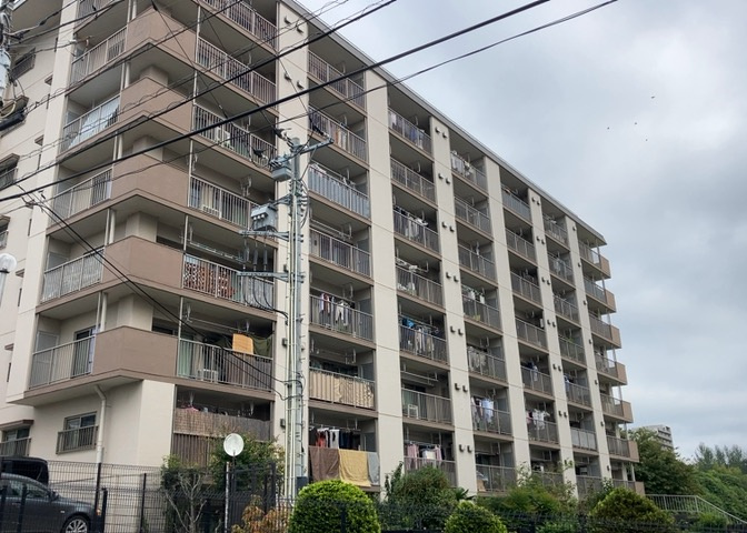 外観はマンション管理がされているかの目安になります。築年数が古いと、壁面は劣化してひび割れが生じることも！建物が古びていても細かいところが修繕されていると、きちんと管理されているなぁと感じるでしょう。